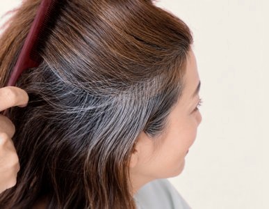 白髪の気になる大人の女性の髪